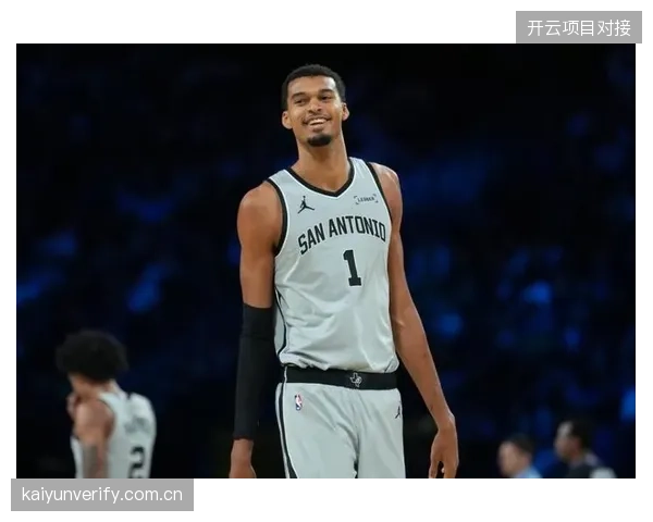 维克托·文班亚马克服脑震荡协议影响，用统治级防守表现带领马刺掌控系列赛